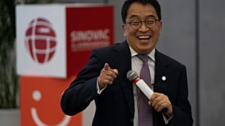 Yin Weidong, CEO della società farmaceutica cinese SinoVac, durante una visita ad una fabbrica di vaccini a Beijing il 24 settembre 2020.