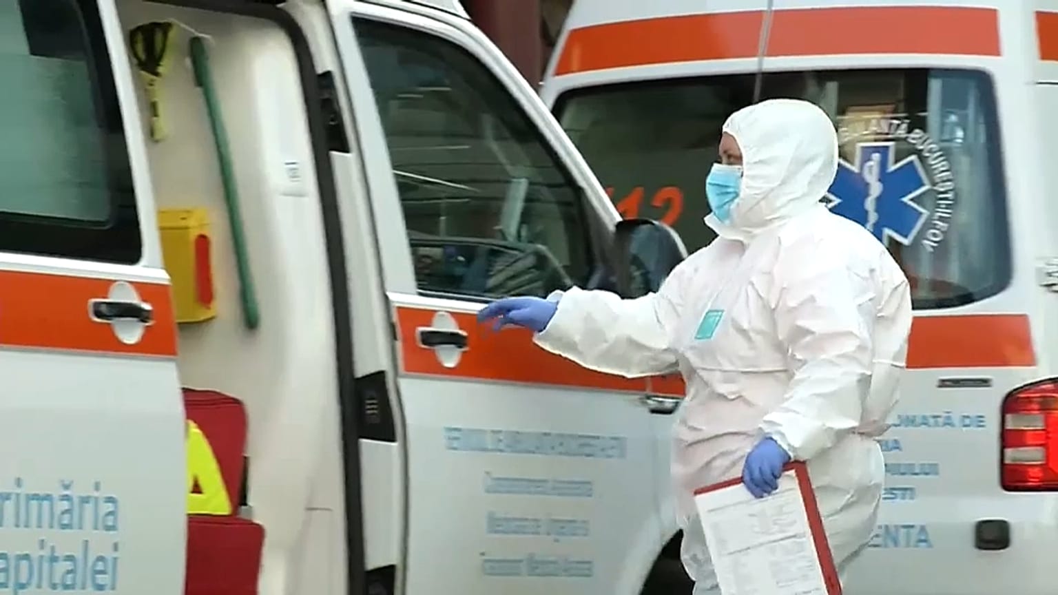 Un sanitario, equipado con un traje de protección, en Bucarest