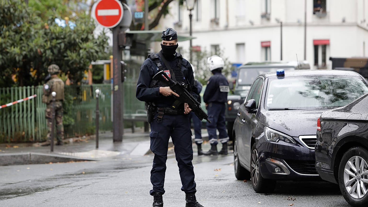 Polícia junto a local de ataque com arma branca em Paris