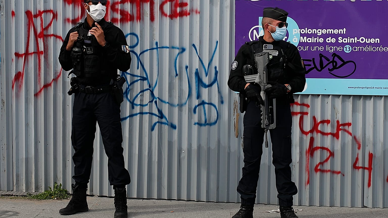 Paris'te Charlie Hebdo'nun eski binası yakınlarında bıçaklı saldırı