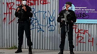 Paris'te Charlie Hebdo'nun eski binası yakınlarında bıçaklı saldırı