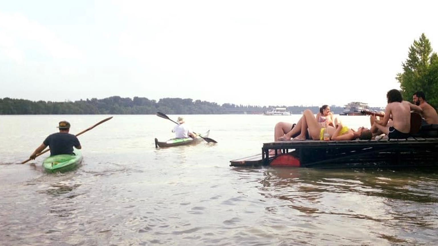 Alkonyat a Római-parton, zenélés egy strandolós nap végén
