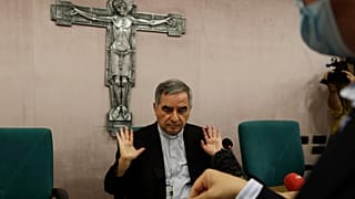 Кардинал Джованни Анджело Беччу выступает перед журналистами на пресс-конференции в Риме 