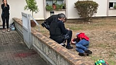 Мужчина, получивший ножевые ранения в окружении полицейских. Париж. 25 сентября 2020 г. 