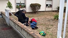 Eine bei dem Angriff verletzte Person wird behandelt