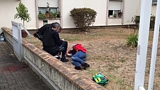 Eine bei dem Angriff verletzte Person wird behandelt