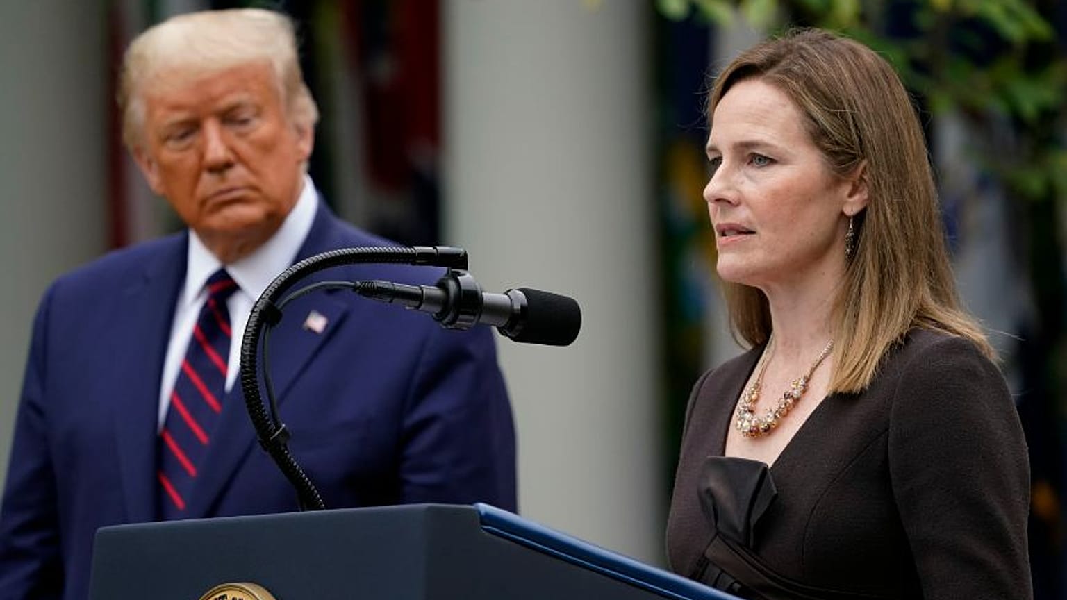 Donald Trump osserva il giudice Amy Coney Barrett durante il suo primo discorso alla Casa Bianca. 26.9.2020