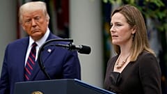 Donald Trump osserva il giudice Amy Coney Barrett durante il suo primo discorso alla Casa Bianca. 26.9.2020