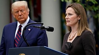 Donald Trump osserva il giudice Amy Coney Barrett durante il suo primo discorso alla Casa Bianca. 26.9.2020