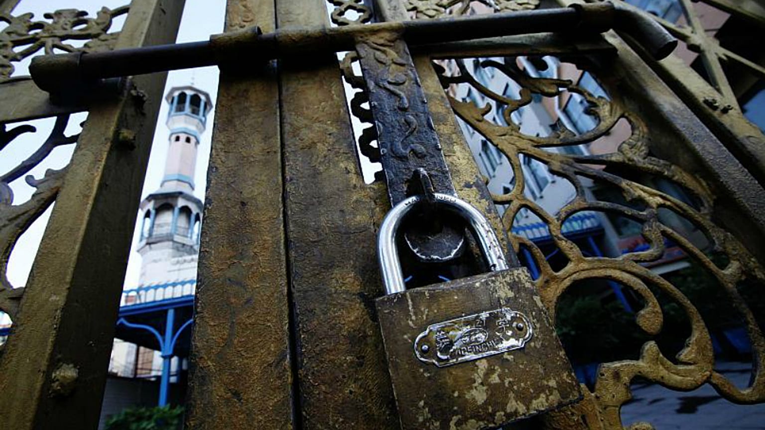 Doğu Türkistan'ın başkenti Urumçi'de kapısına kilit vurulan bir cami (arşiv)