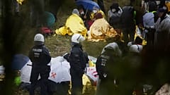 Des militants opposés à la mine de charbon de Garzweiler en Allemagne sont entourés de policiers lors d'une manifestation, le 26 septembre 2020