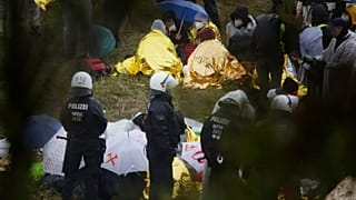 Des militants opposés à la mine de charbon de Garzweiler en Allemagne sont entourés de policiers lors d'une manifestation, le 26 septembre 2020