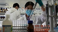 Una técnico de laboratorio durante la fabricación de la vacuna