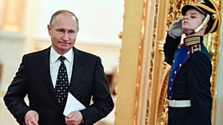 Putyin az Állami Tanács ülésére érkezik a Kremlbe, 2017-ben