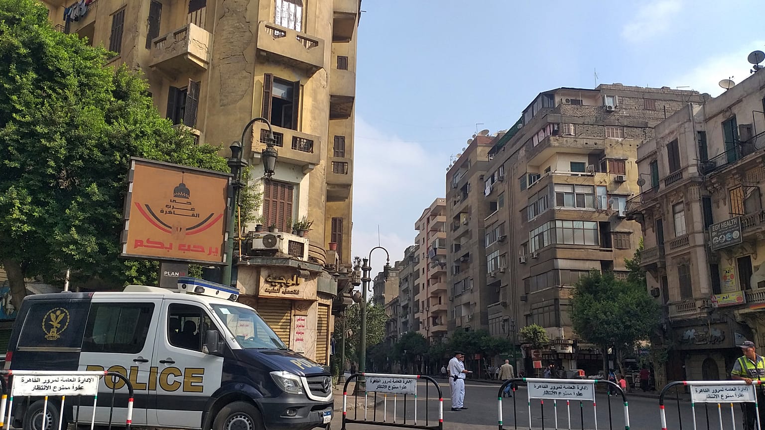 صورة لسيارة شرطة في أحد ميادين القاهرة 