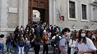 طلبة متجمعون أمام كلية فيسكونتي في روما. 2020/09/14