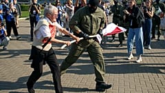 Belarussische Polizei schleppt Frauen an Händen und Füßen weg