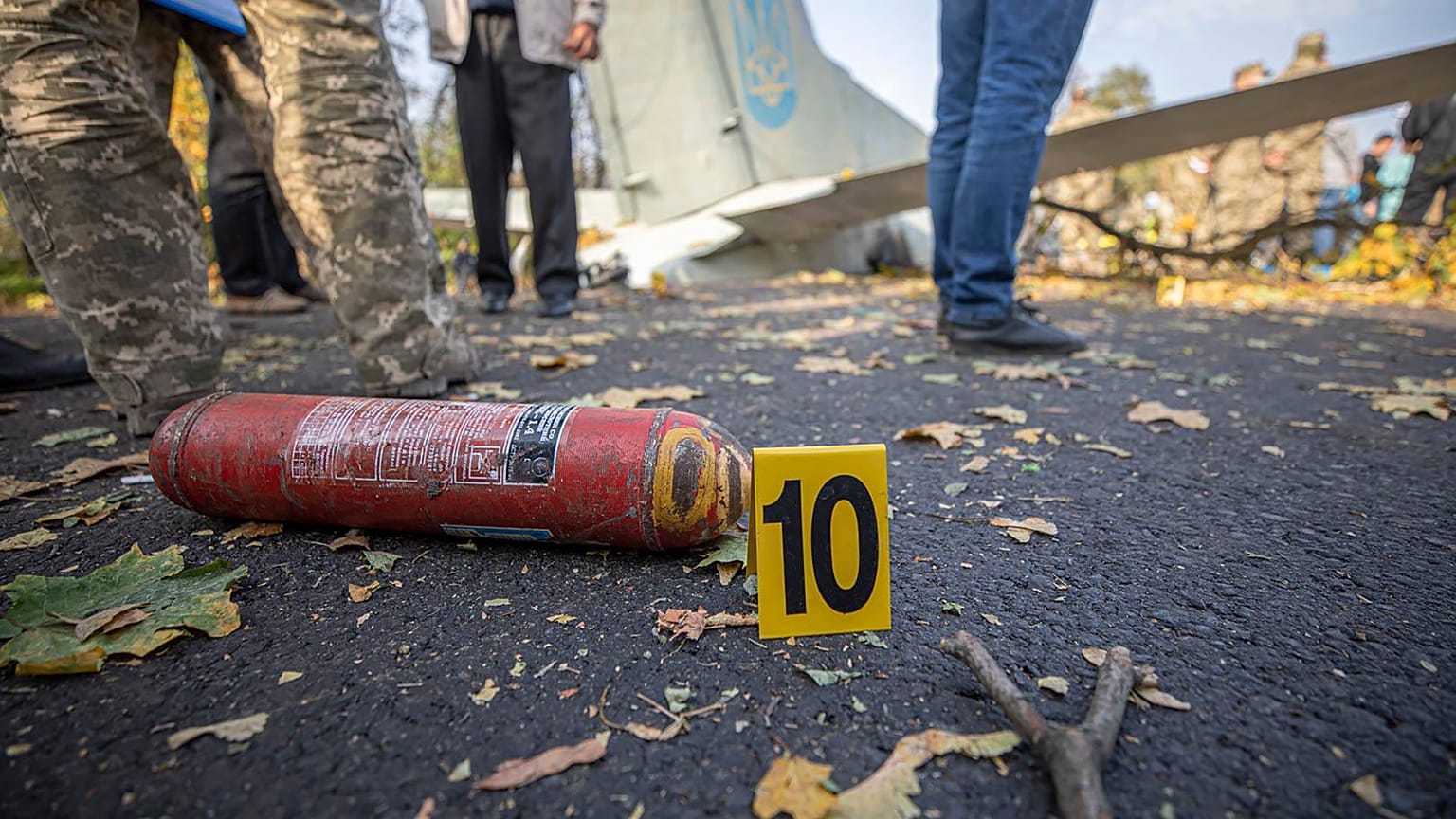 Des débris d'avion, près de l'aéroport militaire de Tchougouïv, Ukraine, le 26 septembre 2020 