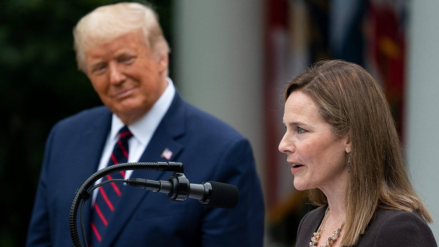 Presidente dos Estados Unidos coloca os holofotes em Amy Conet Barret