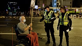 Demonstrationsteilnehmer und Polizeikräfte