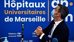 وزير الصحة الفرنسي أوليفييه فيران في مستشفى لا تيمون العام في مرسيليا، جنوب فرنسا.