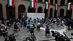Ulusal Saray'da düzenlenen anma törenine katledilen 43 öğrencinin ailesi ile Meksika Devlet Başkanı Lopez Obrador katıldı