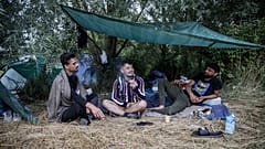 مهاجرون أفغانيون يقيمون في خيم في كالي شمال فرنسا 
