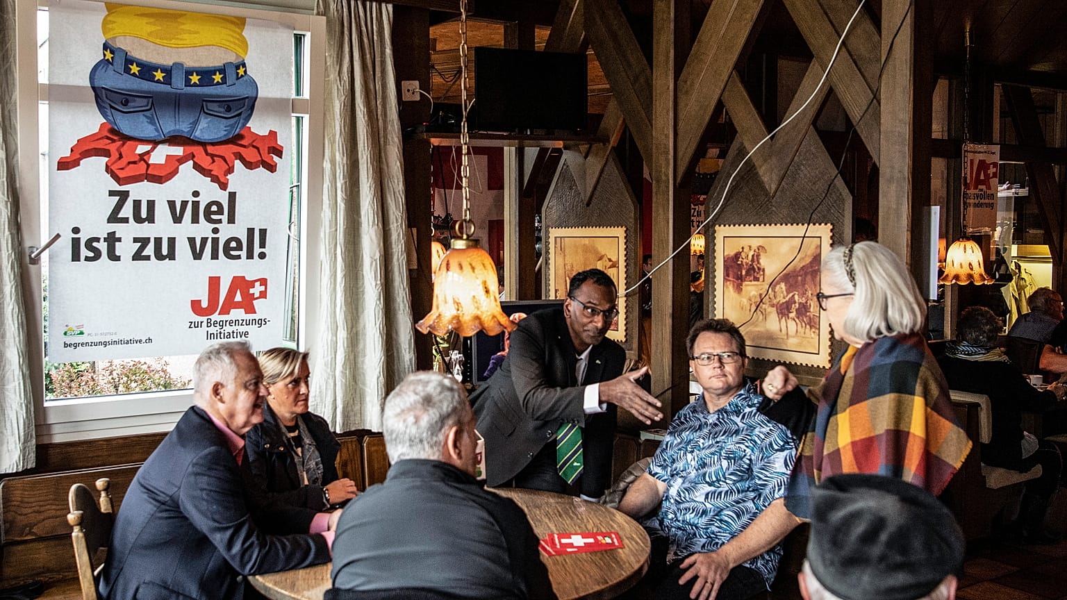 Los miembros del partido de la SVP se reunen en un restaurante