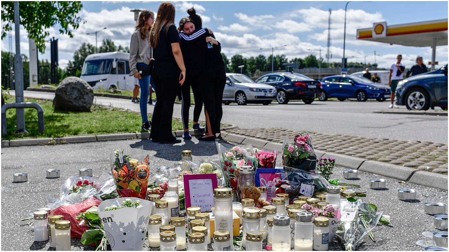 أقارب طفلة قتلت في  إطلاق نار يشعلون الشموع عند موقع الحادث