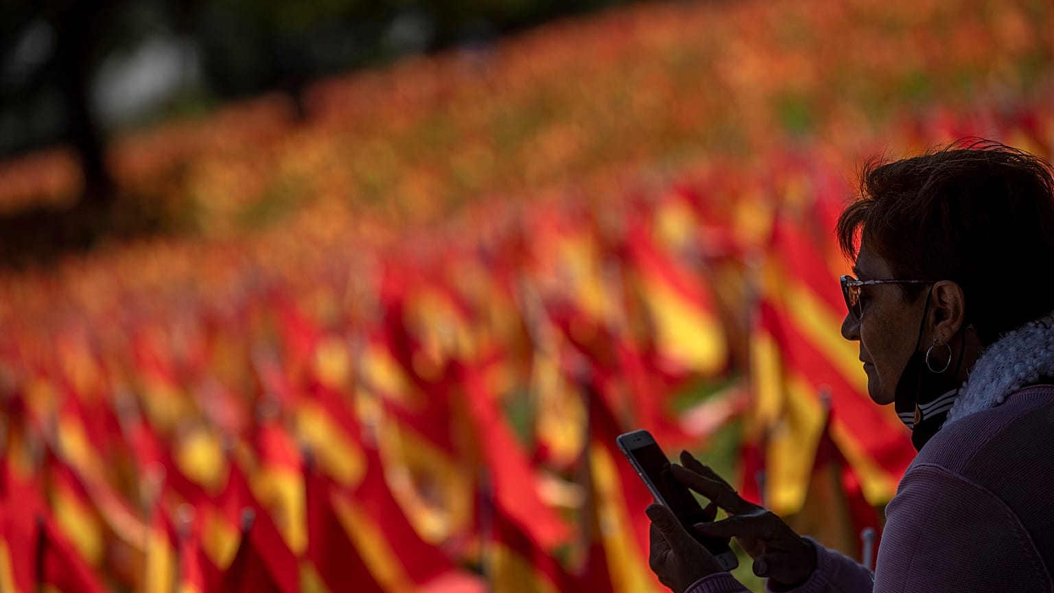 Madrid: 53mila bandierine per i morti di Covid-19