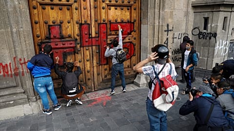 Proteste wegen verschleppter Studenten in Mexiko - Haftbefehle gegen Soldaten