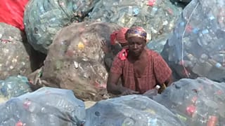 Parte da população de Moçambique sobrevive à custa da recolha de plástico em lixeiras