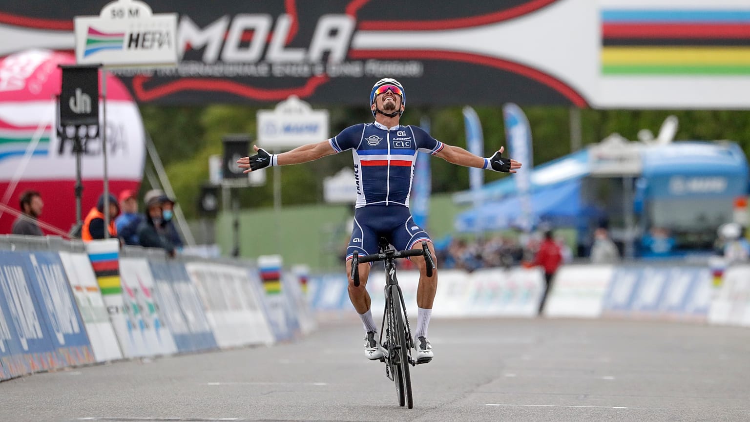 Le Français Julian Alaphilippe célèbre sa victoire à Imola, en Italie, le dimanche 27 septembre 2020.