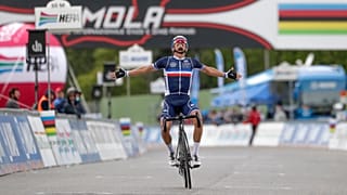 Le Français Julian Alaphilippe célèbre sa victoire à Imola, en Italie, le dimanche 27 septembre 2020.