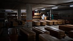 Archives - des employés transportent les cercueils de victimes du Covid à Barcelone en Espagne le 02 avril 2020