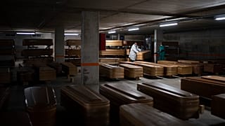 Archives - des employés transportent les cercueils de victimes du Covid à Barcelone en Espagne le 02 avril 2020