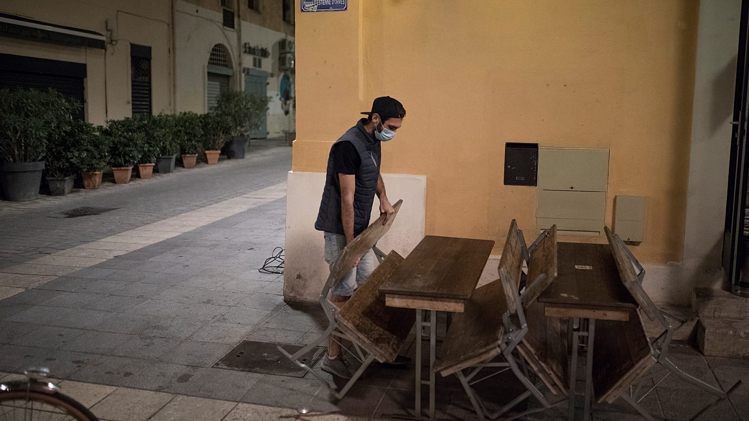 Homem fecha bar em Marselha, França