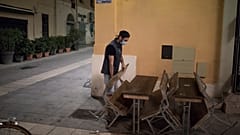 Homem fecha bar em Marselha, França