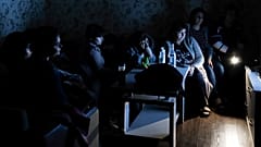 Жители Степанакерта в бомбоубежище смотрят армянское гостелевидение