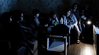 Жители Степанакерта в бомбоубежище смотрят армянское гостелевидение