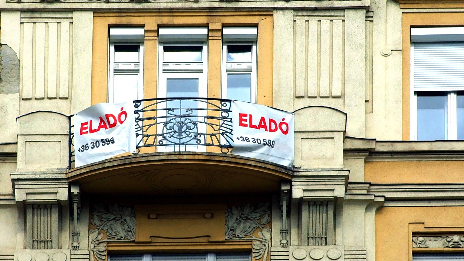 Eladó lakást hirdetnek Budapesten, a Szent István körút egyik régi díszes lakóépületén