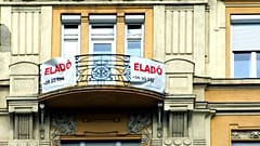 Eladó lakást hirdetnek Budapesten, a Szent István körút egyik régi díszes lakóépületén