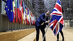 Un membre du protocole retire le drapeau du Royaume-Uni du bâtiment Europa à Bruxelles, le 31 janvier 2020, alors qu'il a mis fin à ses 47 ans d'appartenance à l'UE.