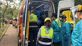 Ein verletzter Tierpfleger muss ins Krankenhaus