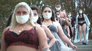 Défilé de mode "toutes tailles" au Trocadéro à Paris
