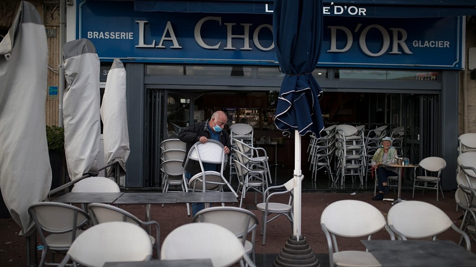 Un ristoratore chiude il suo locale a Marsiglia, domenica 28/09/20