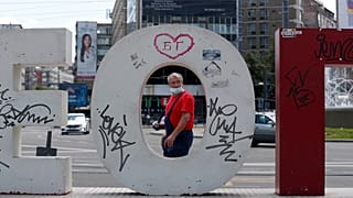 Férfi maszkban Belgrád belvárosában 2020 júliusában
