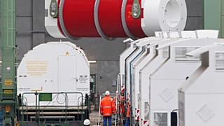 Archive - Un container de déchets nucléaires est déchargé à Dannenberg, près de Gorleben, le 8 novembre 2010