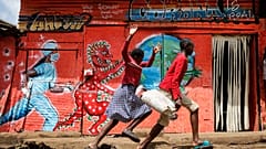جدارية عن فيروس كورونا في أحد شوارع نيروبي