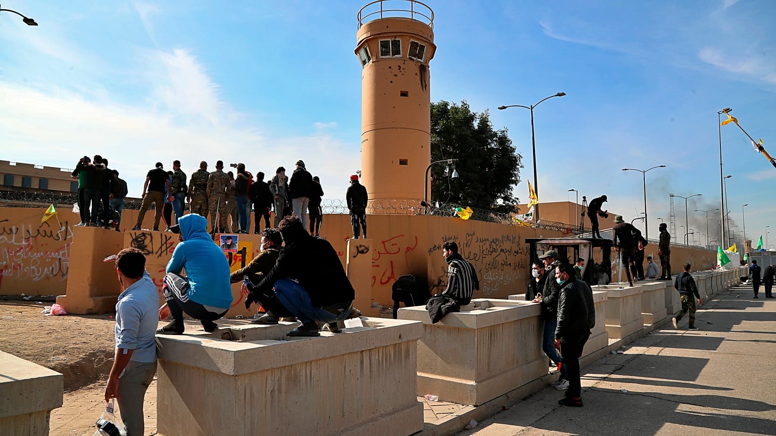 مسلحون موالون لإيران وأنصارهم في اعتصام أمام السفارة الأمريكية في بغداد، الأربعاء 1 يناير 2020